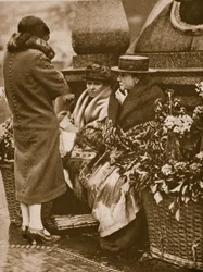 Vendedoras de flores se apiñan y charlan en Piccadilly Circus
